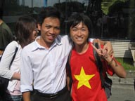 最終日見送りに来たベトナム人学生と参加者